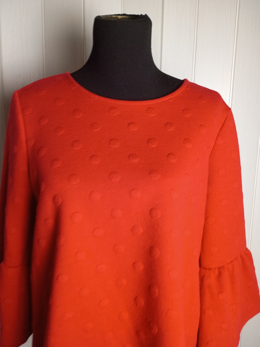 W5 Red Textured Bell-Sleeve Tunic Top - Picture 3 of 11